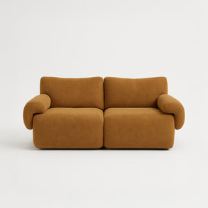Sahara – Canapé 2 Places Sculptural en Tissu Sablé Miel
