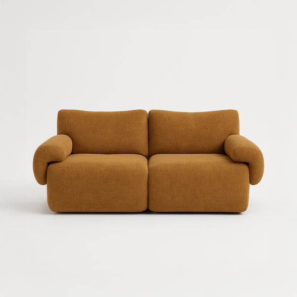 Sahara – Canapé 2 Places Sculptural en Tissu Sablé Miel