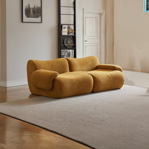 Sahara – Canapé 2 Places Sculptural en Tissu Sablé Miel