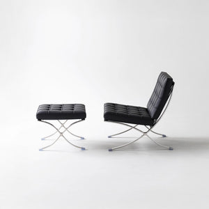Fauteuil Lounge & Repose-Pieds – Cuir Véritable Noir et Structure Chromée Sculpturale